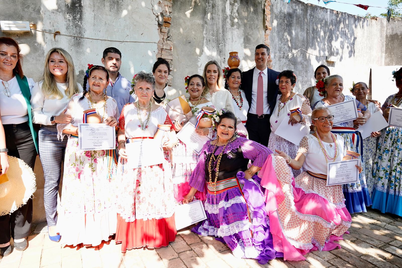 Presidente y primera dama homenajean al folklore paraguayo, en populoso barrio capitalino