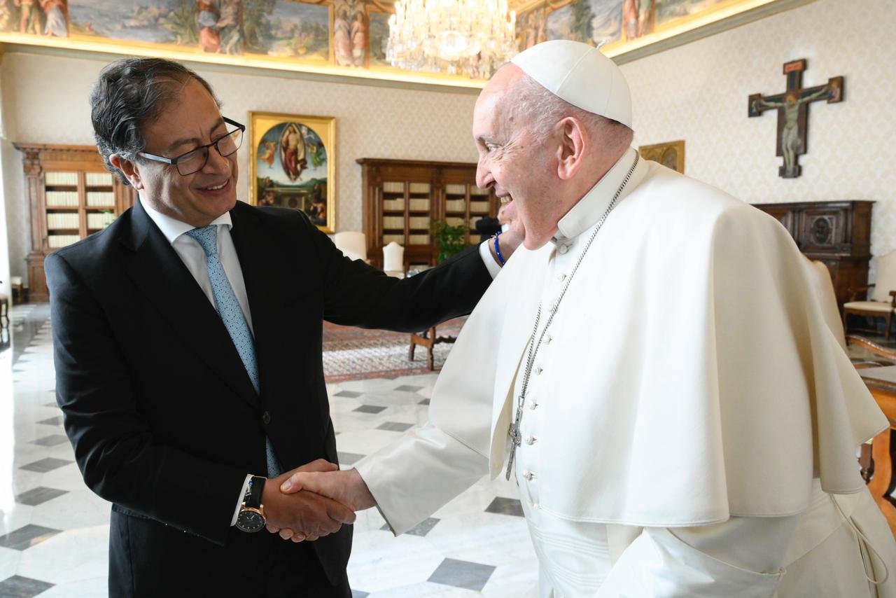 Petro le propuso al Papa hacer «una ronda» de negociaciones con la guerrilla ELN en el Vaticano