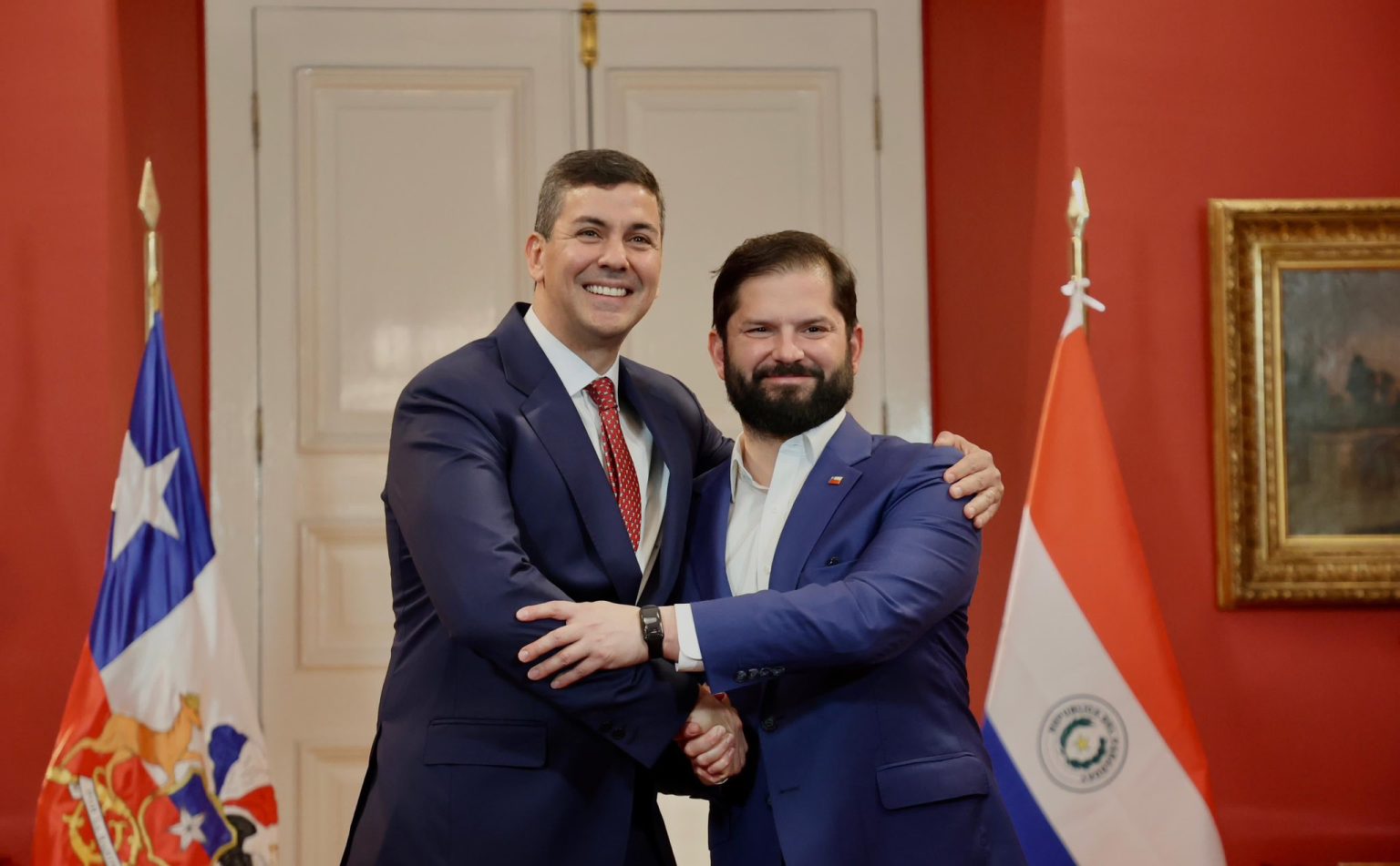 Presidente chileno Gabriel Boric llega a Paraguay para fortalecer lazos comerciales y diplomáticos