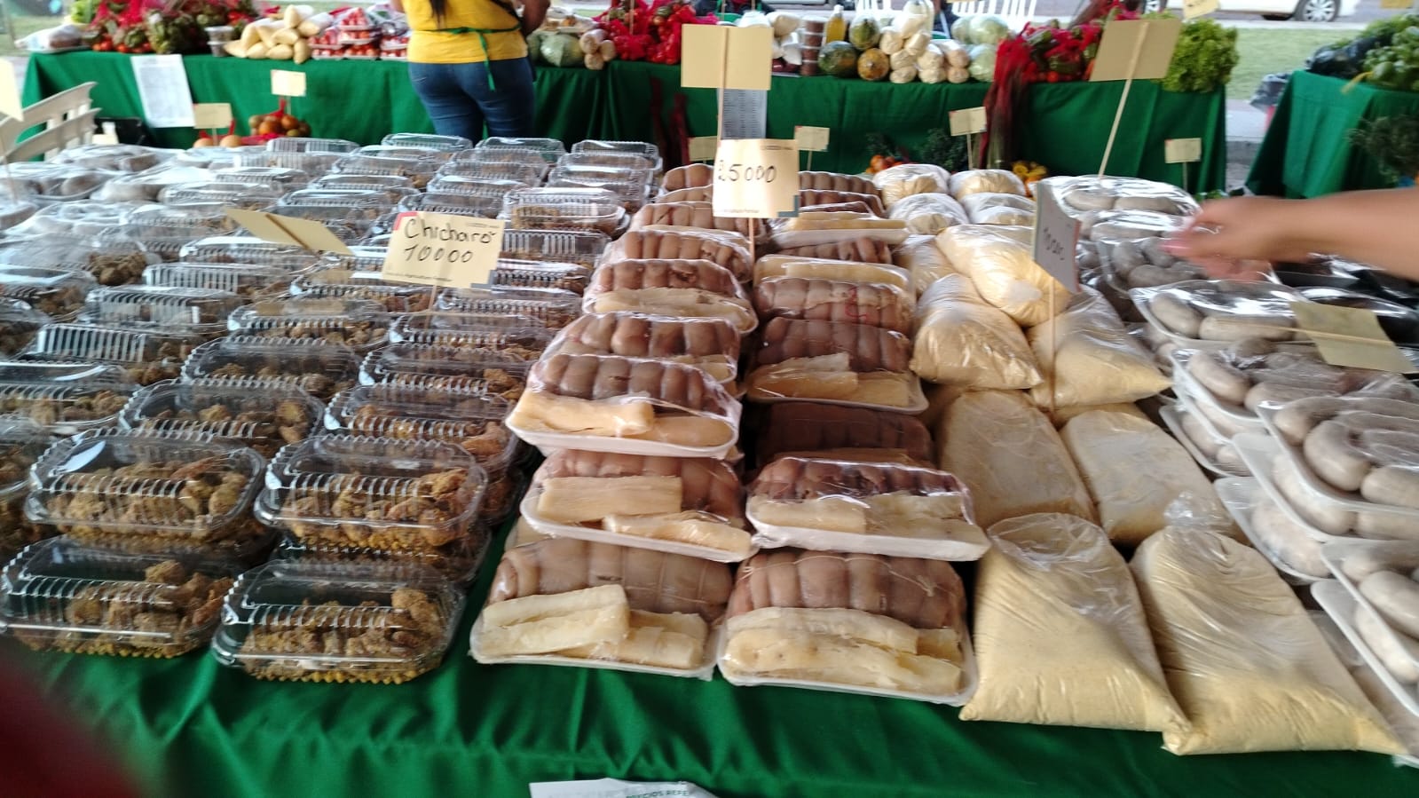 Familias ofertan productos del campo en la Costanera de Asunción